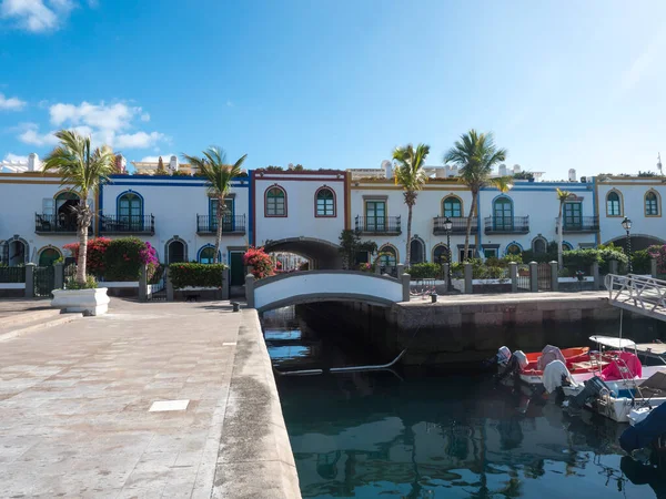 Coloridos edificios del Puerto de Mogan con canales de mar y barcos. Arquitectura colonial tradicional española del pequeño puerto del pueblo pesquero, lugar turístico favorito. Gran Canaria, Islas Canarias, España — Foto de Stock