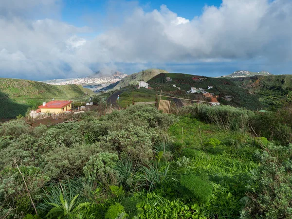 Pohled na krajinu Gran Canaria z kopce s městem Galdar, Montana de Ajodar, červené střechy venkovského domu a vinutí silniční pozadí. Kanárský ostrov, Španělsko — Stock fotografie