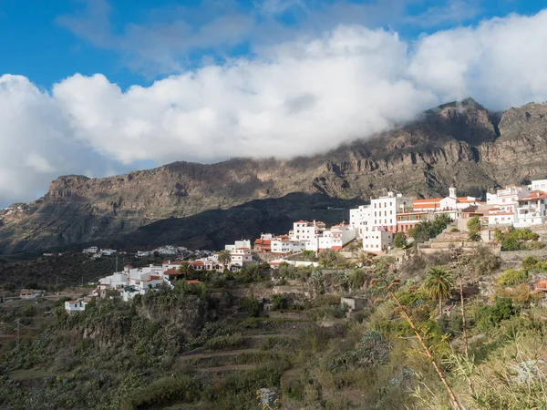 Malownicza wioska Kanaryjska Tejeda w scenerii górskiej doliny i widok na skałę bentayga Gran Canaria, Wyspy Kanaryjskie, Hiszpania — Zdjęcie stockowe