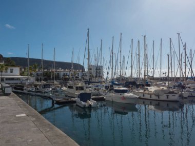 Puerto de Mogan, Gran Canaria, Kanarya Adaları, İspanya 18 Aralık 2020: Yelkenli gemileri, tekneleri ve renkli binaları olan liman Puerto de Mogan adlı küçük bir balıkçı köyünde, en sevdiği turistik yer..