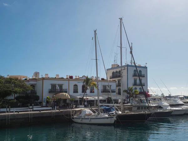 Puerto de Mogan, Gran Canaria, Kanarische Inseln, Spanien 18. Dezember 2020: Yachthafen, Schiffe und bunte Gebäude an der Fußgängerpromenade des kleinen Fischerdorfes Port, beliebter Touristenort. — Stockfoto
