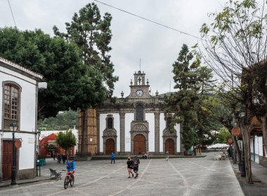 Teror, Gran Canaria, Kanarya Adaları, İspanya 21 Aralık 2020: Katedral kilisesi Bazilikası de Nuestra Senyora del Pino ile güzel tarihi Teror kasabasının ana meydanı.