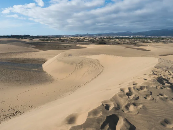 Pohled na přírodní rezervaci dun Maspalomas, zlaté písečné duny, modré nebe. Gran Canaria, Kanárské ostrovy, Španělsko — Stock fotografie