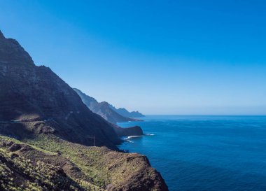 Gran Canaria 'nın kuzey batısındaki kayalıkların ve kayalık Atlantik sahillerinin deniz manzarası. Puerto de Las Nieves 'ten Aldea de San Nicolas' a giden yol.