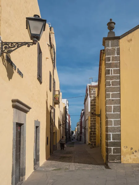 Las Palmas de Gran Canaria, Islas Canarias, España diciembre 23, 2020: Calle estrecha en el casco antiguo de Vegueta con edificios históricos con fachada amarilla y arquitectura colonial tradicional — Foto de Stock