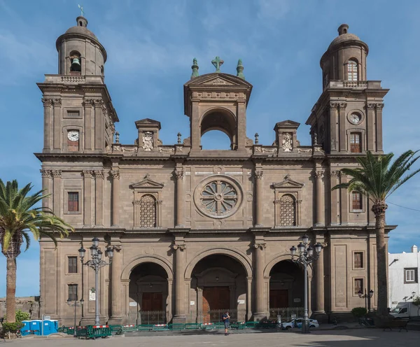 Las Palmas de Gran Canaria, Islas Canarias, España diciembre 23, 2020: Vista frontal de la Catedral de Santa Ana en el casco antiguo de Vegueta, iglesia histórica en la arquitectura tradicional española de estilo colonial — Foto de Stock