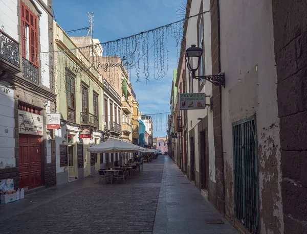 Las Palmas de Gran Canaria, Kanarya Adaları, İspanya, 23 Aralık 2020: Eski Vegueta kasabasında tarihi binaları renkli ve geleneksel koloni mimarisi olan cadde — Stok fotoğraf
