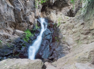 Barranco de los Cernicalos vadisinde küçük bir şelale. Uzun pozlama. Gran Kanaryası, Kanarya Adaları, İspanya