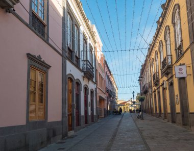Arucas, Gran Canaria, Kanarya Adaları, İspanya 13 Aralık 2020: Sömürge tarzında renkli kabartmalı eski Arucas kasabası manzarası.