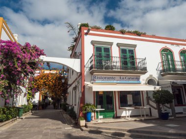 Puerto de Mogan, Gran Canaria, Kanarya Adaları, İspanya 18 Aralık 2020: Yaya geçidi ve küçük balıkçı köyü limanı, en sevilen turistik yer olan renkli binalar.