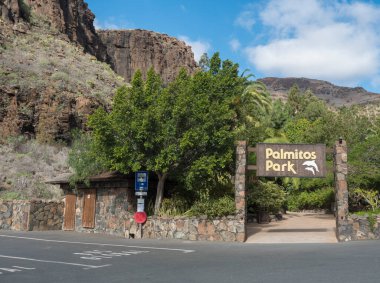 San Bartolome de Tirajana, Gran Canaria, Kanarya Adaları, İspanya 18 Aralık 2020: Hayvanat Bahçesi Palmitos park ve otobüs durağının ana girişi güneşli bir gün