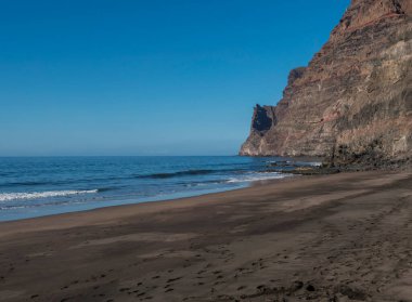 Gran Kanarya Adası 'nın batısındaki kayalık uçurumlarla dolu boş kumsal Playa de Guigui manzarası sadece Barranco de Guigui Grande Boğazı' ndan ya da tekneyle ulaşılabilir. Kanarya Adaları, İspanya