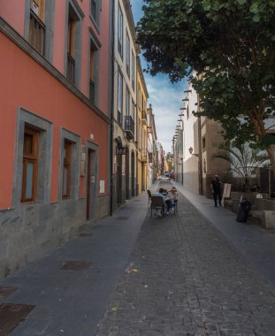 Las Palmas de Gran Canaria, Kanarya Adaları, İspanya, 23 Aralık 2020: Eski Vegueta kasabasında tarihi binaları renkli ve geleneksel koloni mimarisi olan cadde