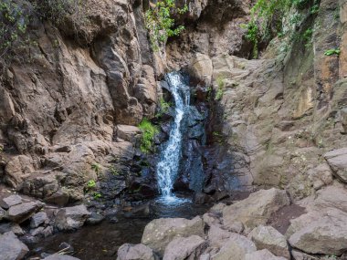Barranco de los Cernicalos vadisinde küçük bir şelale. Gran Kanaryası, Kanarya Adaları, İspanya