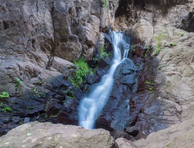 Barranco de los Cernicalos vadisinde küçük bir şelale. Uzun pozlama. Gran Kanaryası, Kanarya Adaları, İspanya