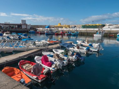 Puerto de Mogan, Gran Canaria, Kanarya Adaları, İspanya 18 Aralık 2020: Balıkçı tekneleri ve gemileriyle Puerto de Mogan, en sevdiği turistik bölge..
