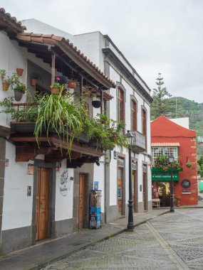 Teror, Gran Canaria, Kanarya Adaları, İspanya 21 Aralık 2020: Renkli cepheli tarihi Teror şehrinin caddesi, geleneksel ahşap balkonlu evler, sömürge mimarisi