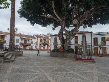 Teror, Gran Canaria, Kanarya Adaları, İspanya 21 Aralık 2020: Plaza Nuestra Senora del Pino, geleneksel İspanyol sömürge mimarisine sahip tarihi Teror kasabasının ana meydanı.