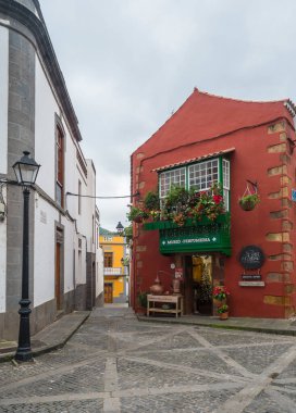 Teror, Gran Canaria, Kanarya Adaları, İspanya 21 Aralık 2020: Tarihi Teror kasabasının merkezi, geleneksel İspanyol sömürge mimarisi