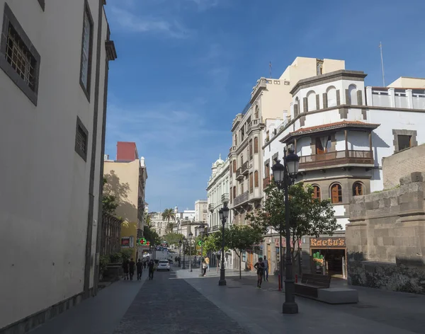 Las Palmas de Gran Canaria, Kanarya Adaları, İspanya, 23 Aralık 2020: Eski Vegueta kasabasında tarihi binaları renkli ve geleneksel koloni mimarisi olan cadde