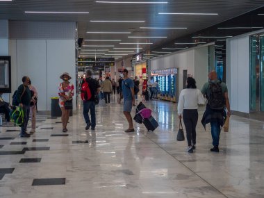 Las Palmas de Gran Canaria, Kanarya Adaları, 26 Aralık 2020: Las Palmas havaalanının geçiş bölgesi. İnsanlar yüz maskesi takıyor ve ölçülere göre mesafeyi koruyorlar