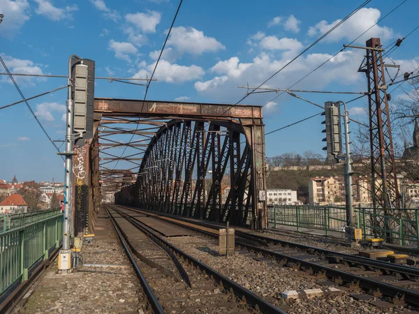プラハ,チェコ共和国, 2021年3月26日:ヴルタヴァ川を渡るヴィシェフラード鉄道橋,線路上の景色 — ストック写真