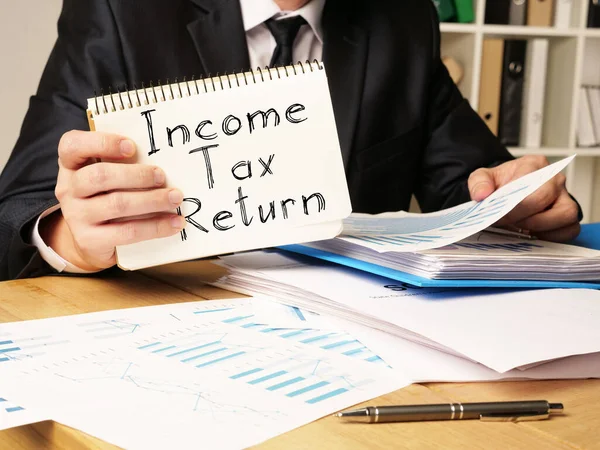 Inkomstenbelasting aangifte wordt weergegeven op de conceptuele bedrijfsfoto — Stockfoto