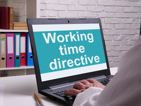 A directiva relativa ao tempo de trabalho é apresentada na fotografia conceptual utilizando o texto — Fotografia de Stock