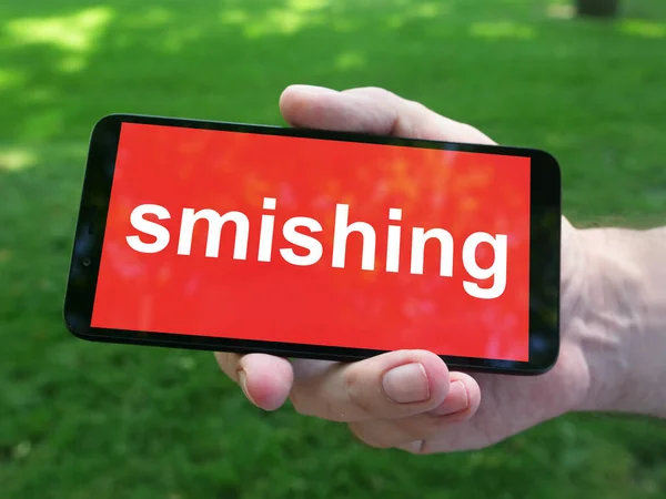 Smishing kavramsal fotoğrafta metni kullanarak gösterilir