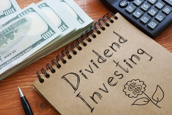 Dividend investing is shown on the business photo using the text — Stock fotografie