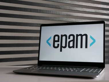 Kyiv, Ukrayna - 3 Temmuz 2021. EPAM, şirket logosu ve metin kullanılarak bir fotoğrafta gösterilir