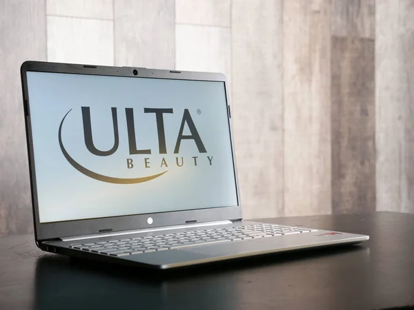 Kiev, Ucrânia - 03 de julho de 2021. ULTA beleza é mostrada na foto usando o logotipo da empresa e texto — Fotografia de Stock
