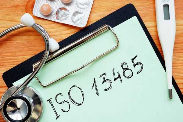 Iso 13485 iş fotoğrafında metni kullanarak gösterilir