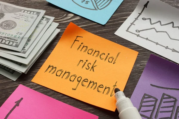 Gerenciamento de risco financeiro é mostrado na foto de negócios usando o texto — Fotografia de Stock