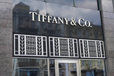 Kyiv, Ukrayna - 25 Temmuz 2021. Tiffany ve co bir fotoğrafta şirket logosu ve metin kullanılarak gösteriliyor.