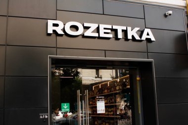 Kyiv, Ukrayna - 25 Temmuz 2021. Rozetka bir fotoğrafta şirket logosu ve metin kullanılarak gösteriliyor