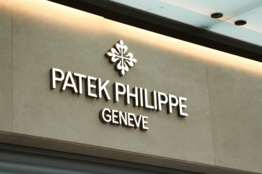Kyiv, Ukrayna - 07 Ağustos 2021. Patek Philippe fotoğrafta şirket logosu ve metin kullanılarak gösterilir