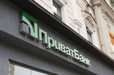 Kyiv, Ukrayna - 07 Ağustos 2021. Privatbank, şirket logosu ve metin kullanılarak bir fotoğrafta gösteriliyor