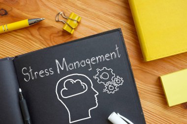 Stres yönetimi iş fotoğrafında metni kullanarak gösterilir