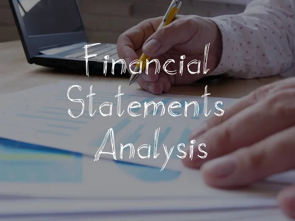 Анализ финансовой отчетности показан на бизнес-фото с использованием текста — стоковое фото
