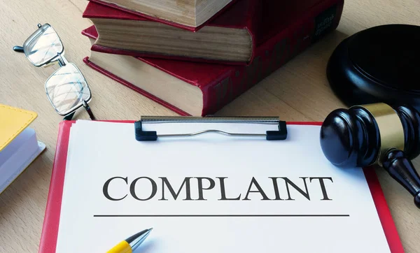 Resmi şikayet, iş ve hukuki kavram olarak gösterilir. Resmi bir hukuk davasının başlamasını temsil eden belge.