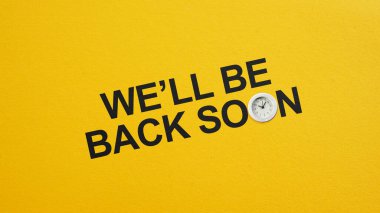 Yakında Döneceğiz - devam eden çalışmayla ilgili metinli bilgi pankartı