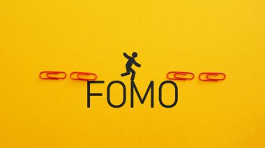 FOMO 'yu kaybetme korkusu davranışsal bir kavram olarak gösterilir.