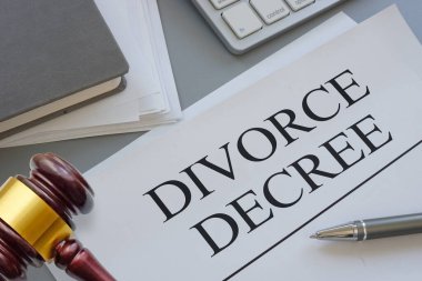 Yargıç Gavel ve Kalem 'le Boşanma Belgesi. Resmi Kağıtlarla Yasal Ayrılık ve Boşanma Konsepti. Aile Hukuku ve Yargı Konsepti