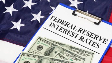 Metin kullanılarak ABD Federal Rezerv Sistemi FED faiz oranları gösteriliyor