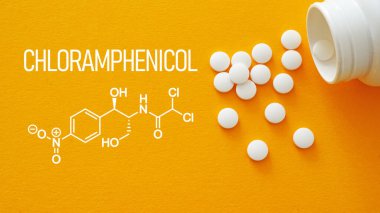Uyuşturucu şişesinden dökülen kloramfenikol beyaz tıbbi haplar. Kloramfenikolün kimyasal yapısı