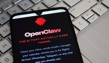 Uzhhorod, Ukrayna - Şubat 02, 2026. OpenClaw Açık Kaynak Yapay Zeka Ajanı Smartphone Screen, Clawdbot ve Moltbot Proje Yeniden Markalaşması, Özerk Yapay Zeka Teknolojisi Haberleri 'nde görüntülendi