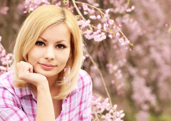 Kiraz çiçeği kız. Sakura güzel sarışın kadınla — Stok fotoğraf