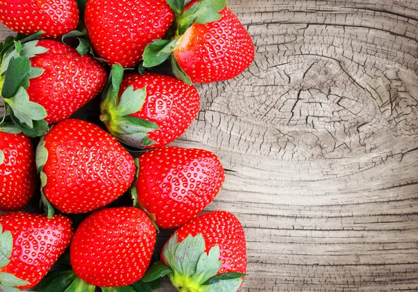 Fresas sobre fondo de madera —  Fotos de Stock