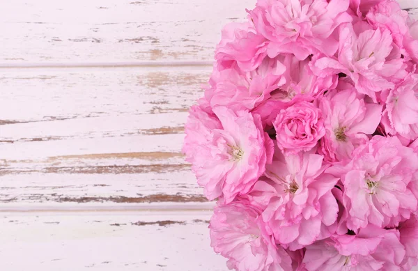 Fleurs de fleur de printemps sur fond en bois — Photo